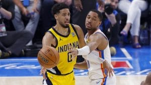 Tyrese Haliburton da un pase en el quinto partido de las Finales NBA ante Oklahoma City.
