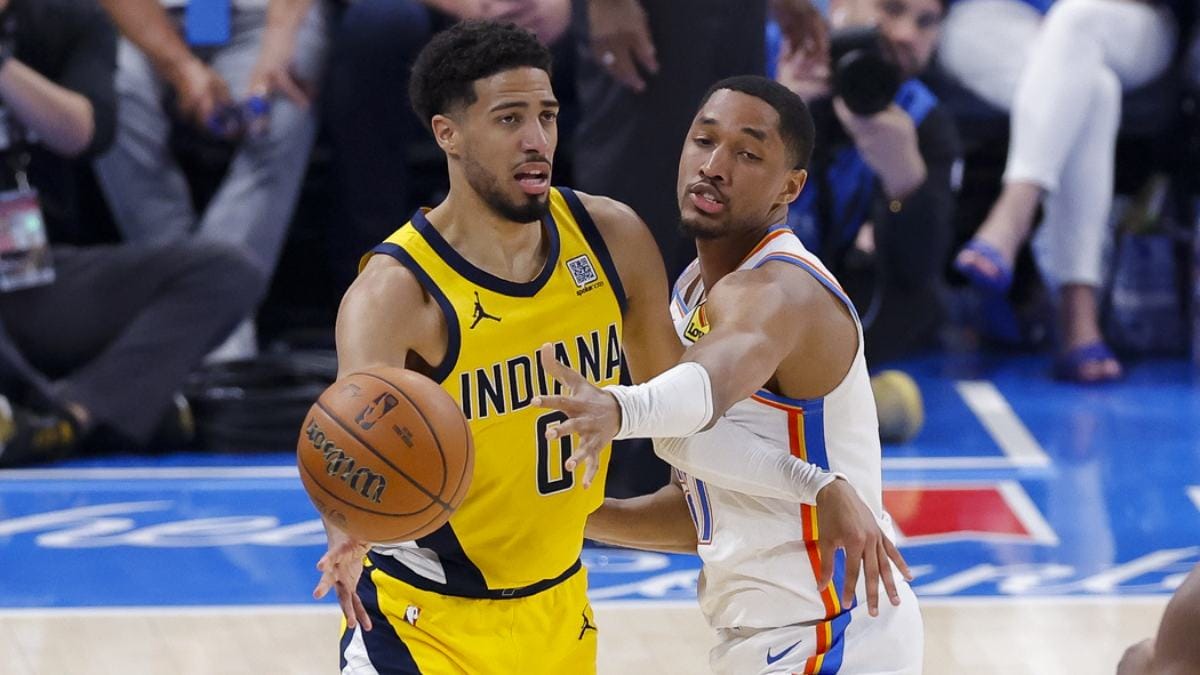Tyrese Haliburton da un pase en el quinto partido de las Finales NBA ante Oklahoma City.