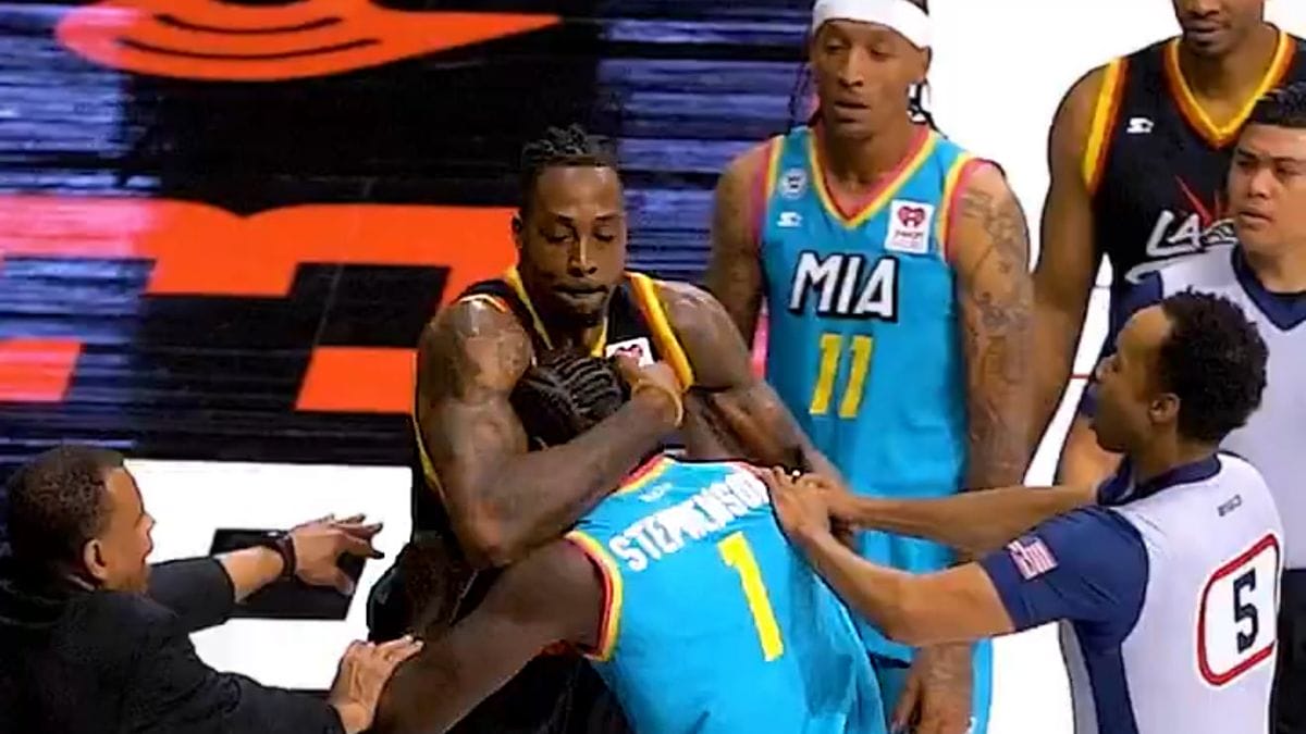 Dwight Howard y Lance Stephenson pelean ante la atenta mirada de Michael Beasley.