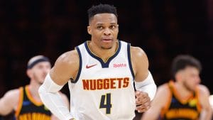 Russell Westbrook disputa un partido de playoffs con los Denver Nuggets.