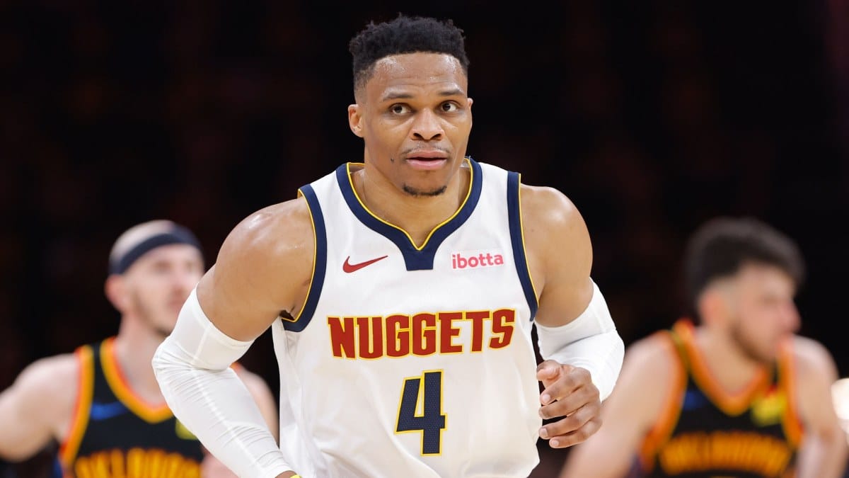 Russell Westbrook disputa un partido de playoffs con los Denver Nuggets.
