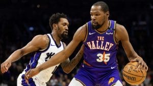 Kevin Durant inicia un ataque ante la defensa de Malik Monk.