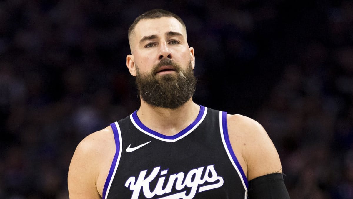 Jonas Valanciunas, disputando un partido con los Sacramento Kings.