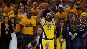 Myles Turner lanza un triple ante los New York Knicks