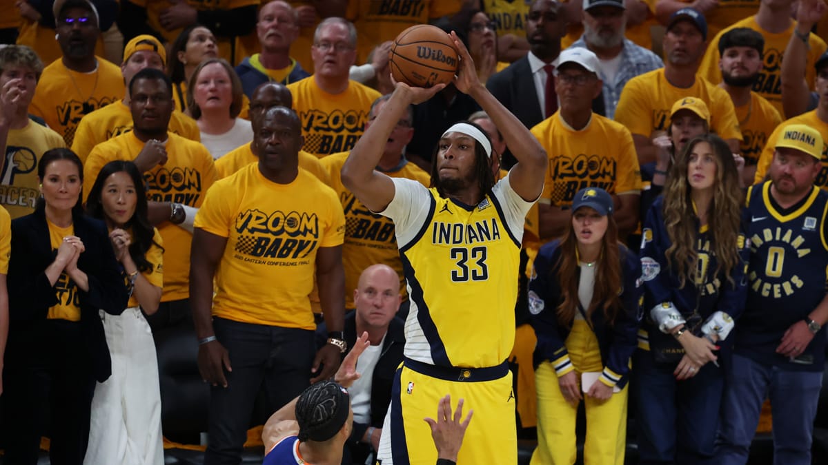 Myles Turner lanza un triple ante los New York Knicks