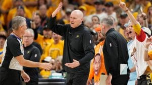 Rick Carlisle protesta una decisión de Scott Foster
