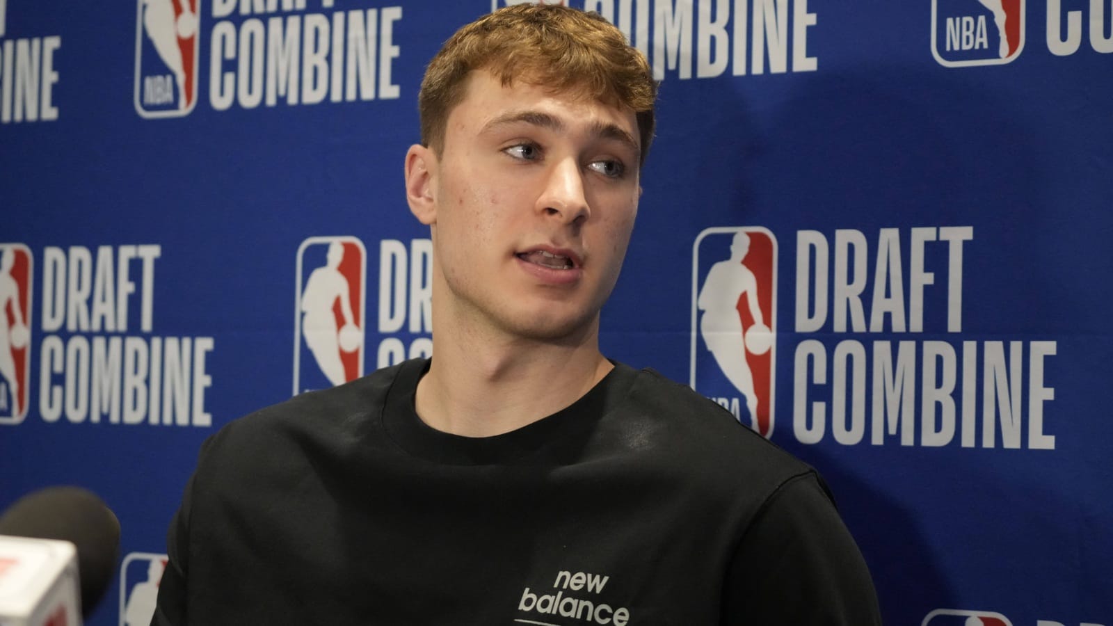 Cooper Flagg atiende a los medios durante el draft combine.