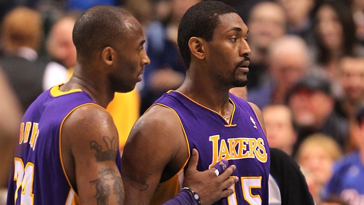 Ron Artest, junto a Kobe Bryant en un partido de los Lakers.