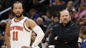 Jalen Brunson, junto a Tom Thibodeau, durante un partido de los Knicks.