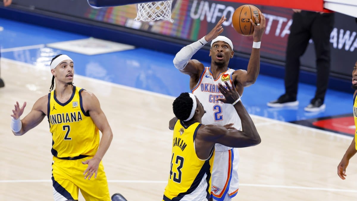 Shai Gilgeous-Alexander intenta anotar en el primer partido de las Finales entre Thunder y Pacers.