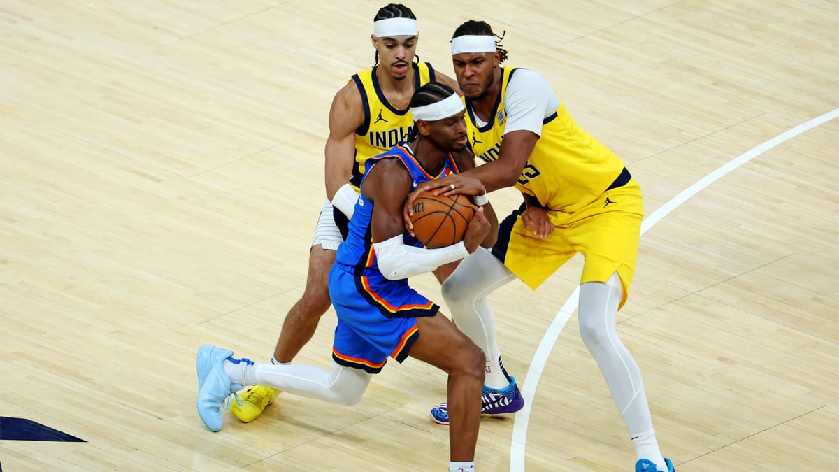 Shai Gilgeous-Alexander es rodeado por la defensa de los Pacers