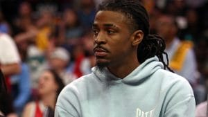 Ja Morant siguiendo un partido de los Memphis Grizzlies desde el banquillo.