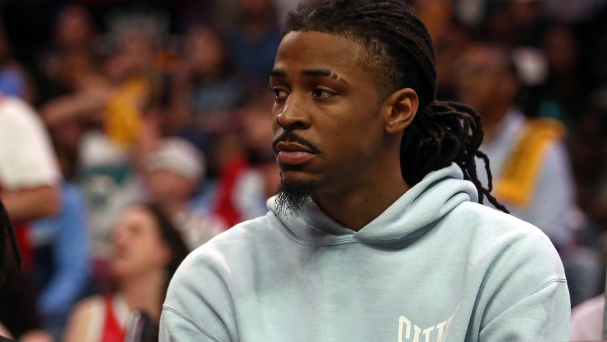 Ja Morant siguiendo un partido de los Memphis Grizzlies desde el banquillo.