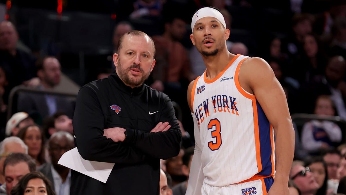 Josh Hart, junto a Tom Thibodeau durante un partido de la temporada 2024-25 de la NBA.