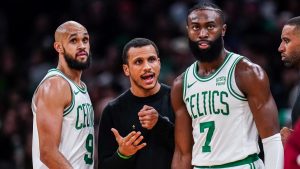 Jaylen Brown, durante un partido junto a Joe Mazzulla y Derrick White.
