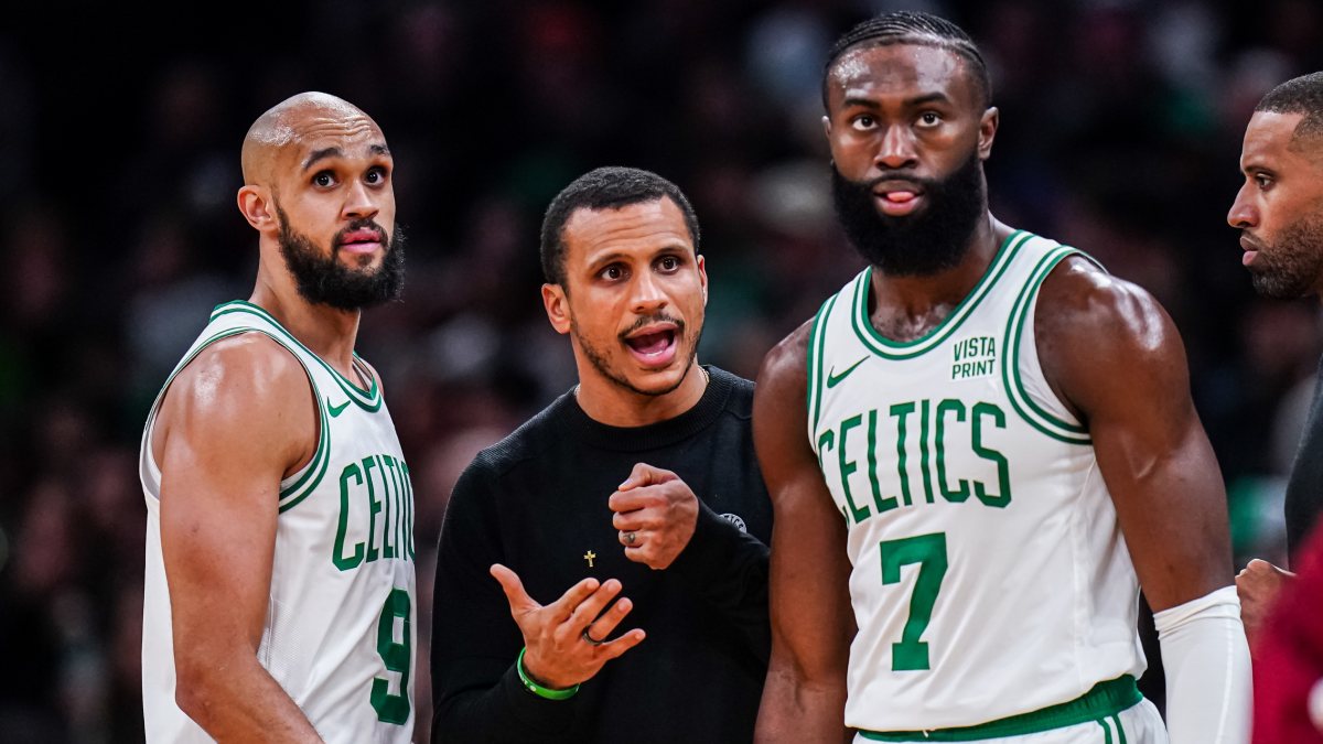Jaylen Brown, durante un partido junto a Joe Mazzulla y Derrick White.