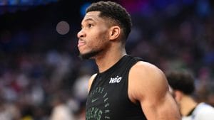 Giannis Antetokounmpo, durante el calentamiento de un partido con los Milwaukee Bucks.