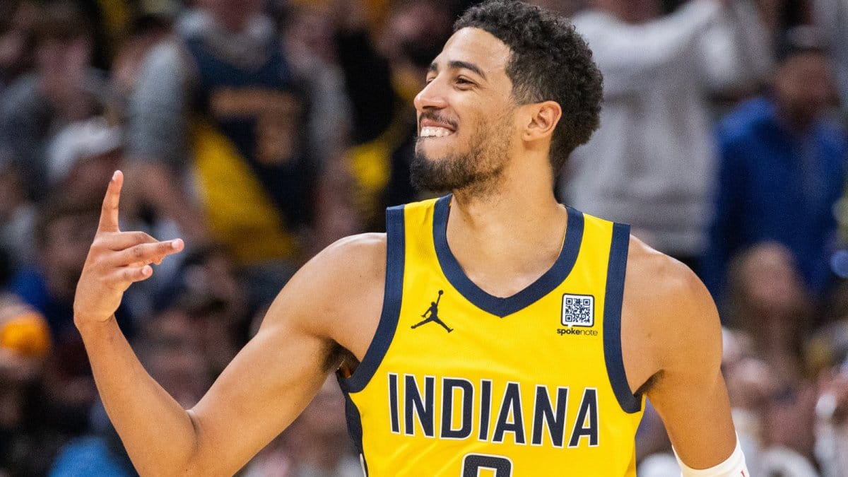 Tyrese Haliburton celebra una canasta durante los playoffs NBA de la temporada 2024-25.