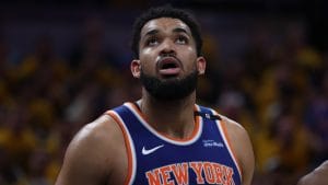 Karl-Anthony Towns, durante la disputa de un partido de playoffs con los Knicks.