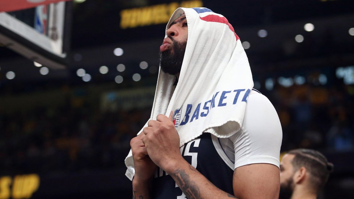Anthony Davis se lamenta por la eliminación de los Dallas Mavericks.