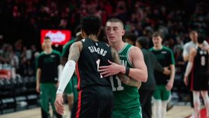 Anfernee Simons y Payton Pritchard se saludan en un Celtics vs Blazers.