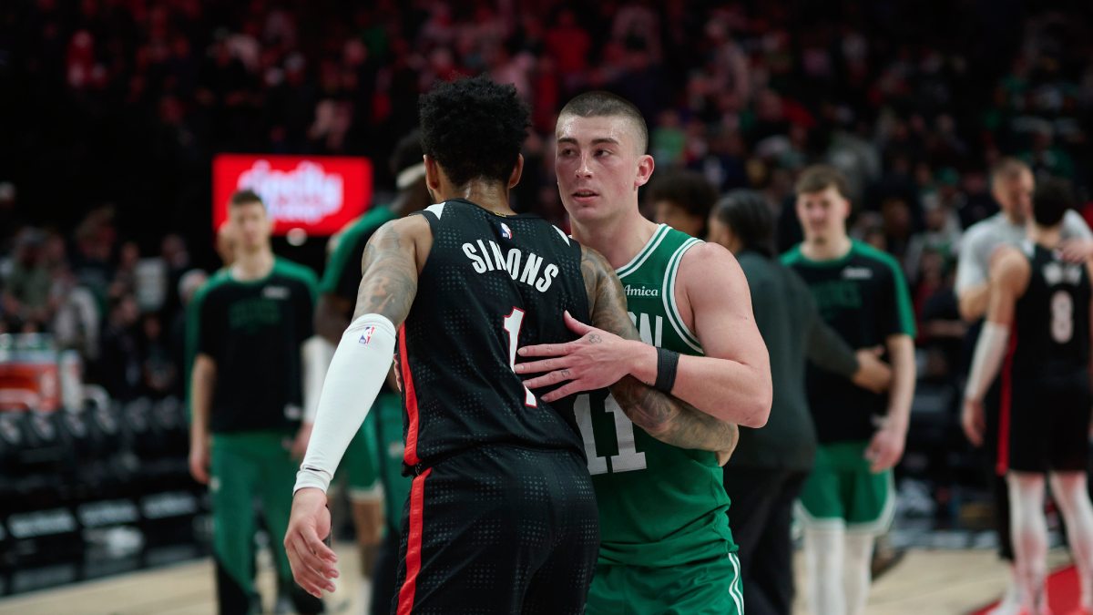 Anfernee Simons y Payton Pritchard se saludan en un Celtics vs Blazers.