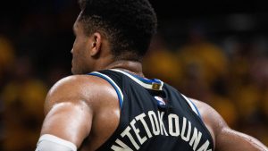 Fotografía de espaldas de Giannis Antetokounmpo