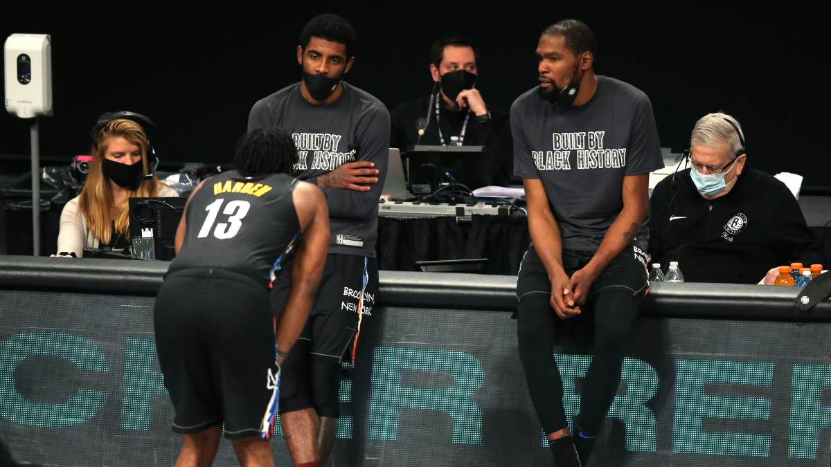 Kyrie Irving, James Harden y Kevin Durant charlan durante su etapa en Brooklyn Nets.