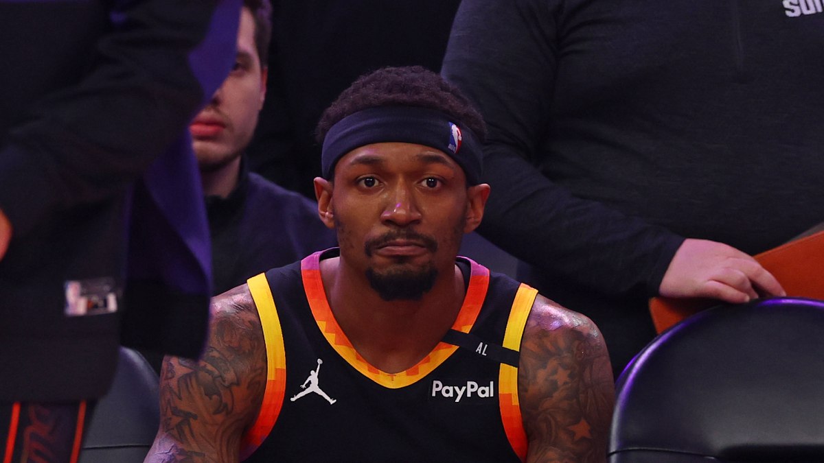 Bradley Beal se muestra pensativo en el banquillo.