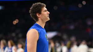 Brook Lopez durante un calentamiento.