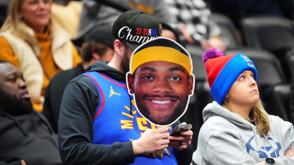 Un aficionado de Denver recibe a Bruce Brown en su primer regreso tras el campeonato de 2023.