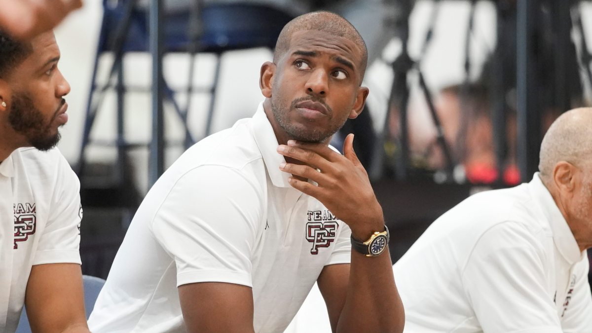 Chris Paul pensativo durante la celebración de su campus.