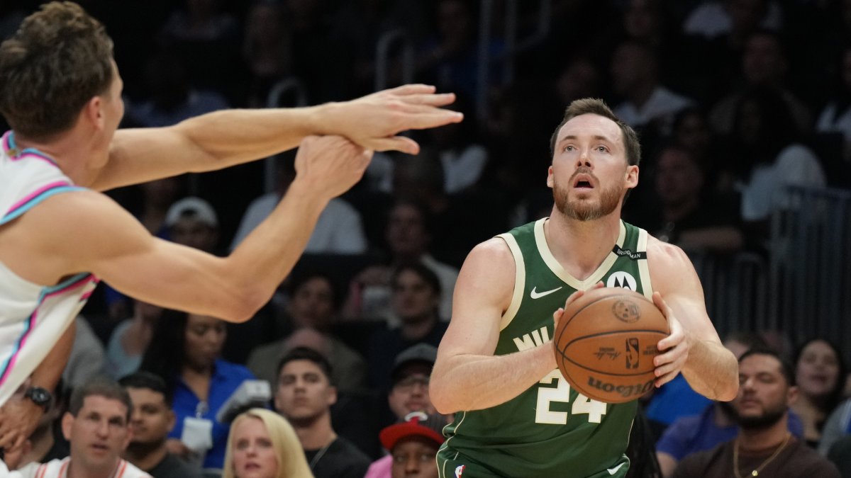 Pat Connaughton arma el tiro.