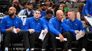 El banquillo de los Dallas Mavericks con Jason Kidd y sus principales asistentes.