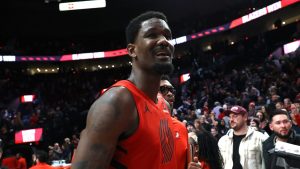Deandre Ayton se muestra sonriente con el uniforme de los Blazers.