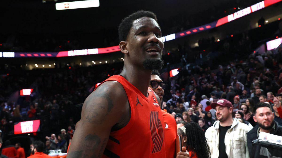 Deandre Ayton se muestra sonriente con el uniforme de los Blazers.