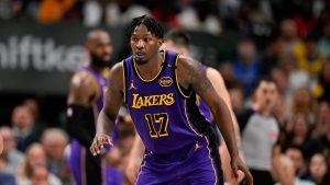Dorian Finney-Smith defiende con la camiseta de los Lakers.