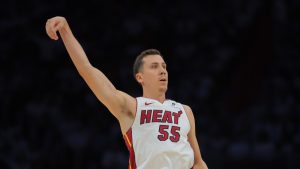 Duncan Robinson tras lanzar un triple.