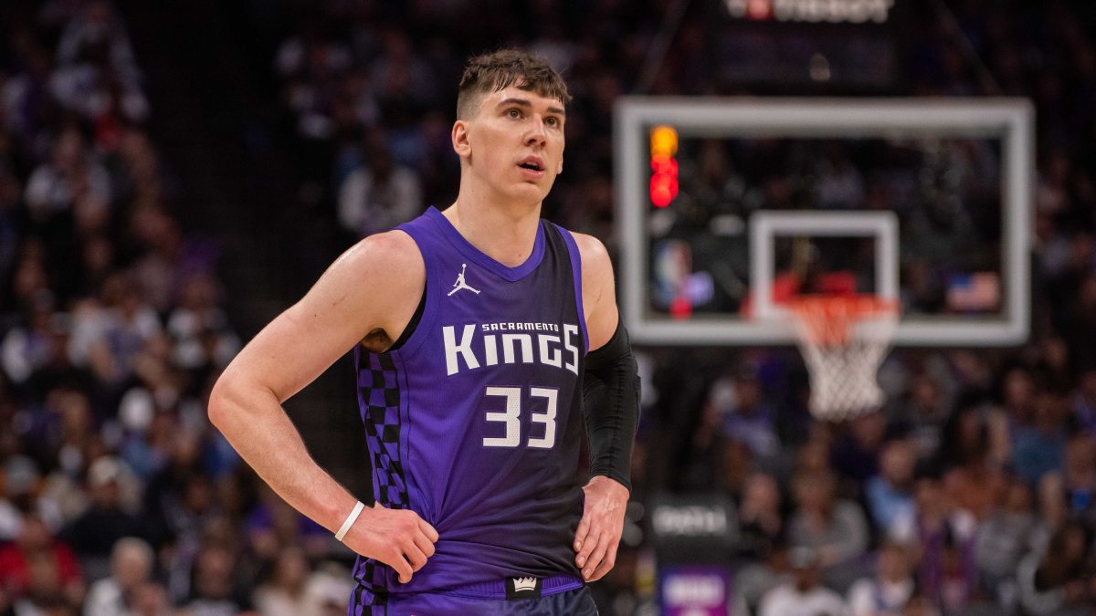 Jake LaRavia, pensativo con el uniforme de los Sacramento Kings