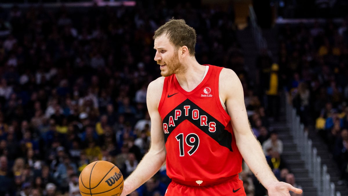 Jakob Poeltl protesta durante un partido de los Raptors.
