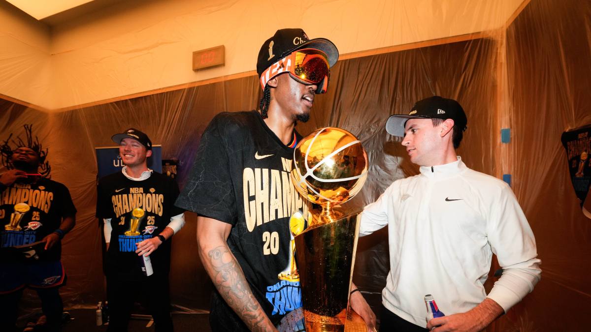 Jalen Williams sostiene el Larry O'Brien