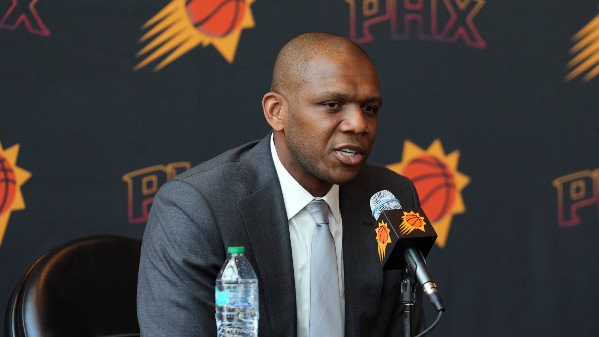 James Jones durante la presentación de Mika Budenholzer en Phoenix.