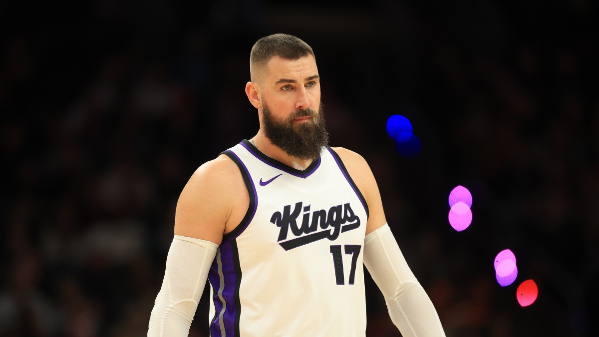 Jonas Valanciunas en un partidocon los Sacramento Kings.