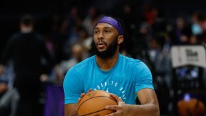 Josh Okogie durante un calentamiento con los Charlotte Hornets.