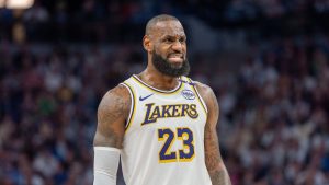 LeBron James se lamenta en pista.