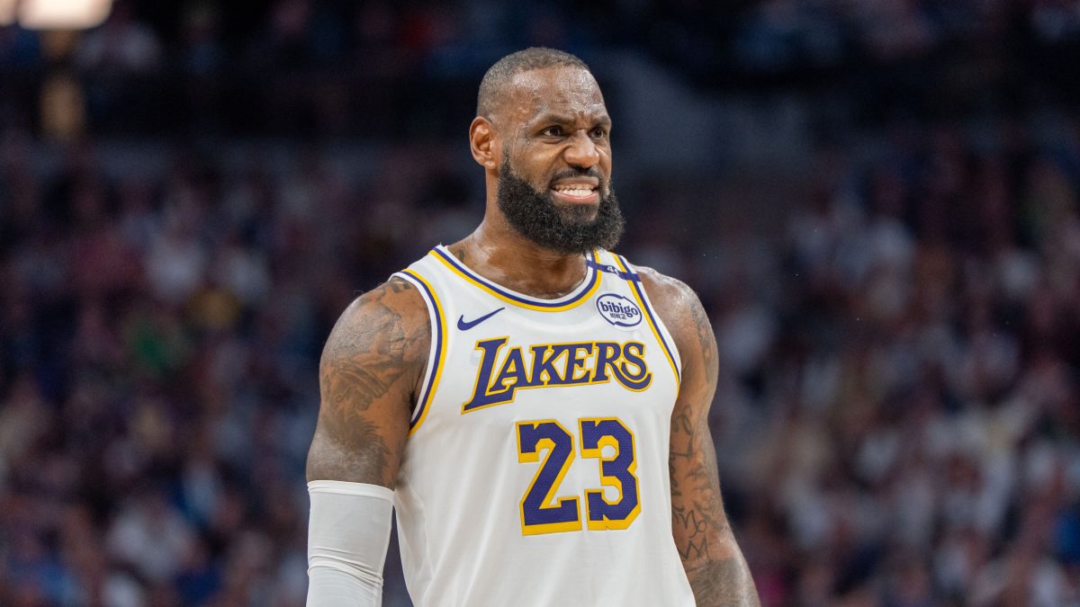 LeBron James se lamenta en pista.