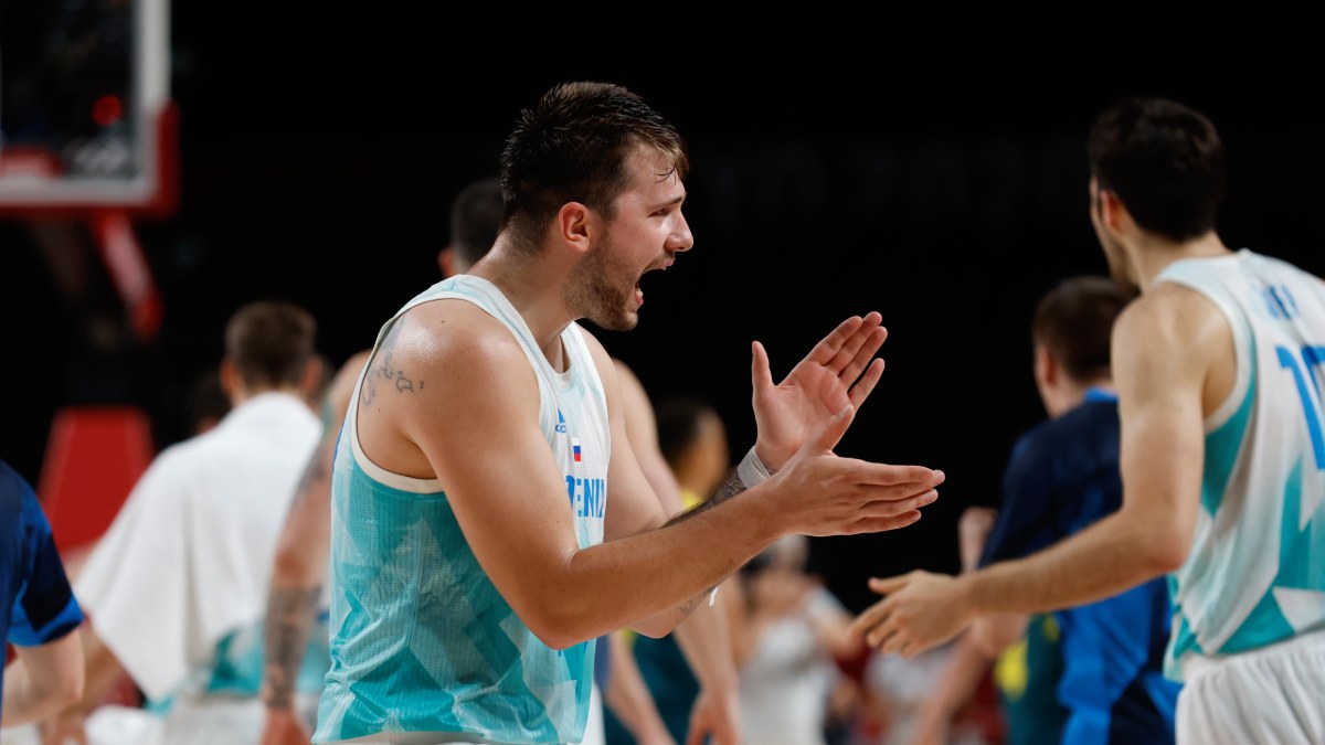 Luka Doncic arenga a los suyos con la camiseta de Eslovenia.