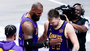 Luka Doncic y LeBron James comparten un momento en cancha.