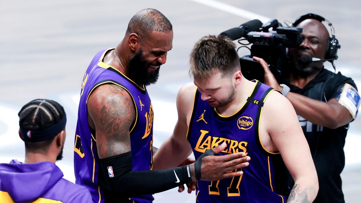 Luka Doncic y LeBron James comparten un momento en cancha.