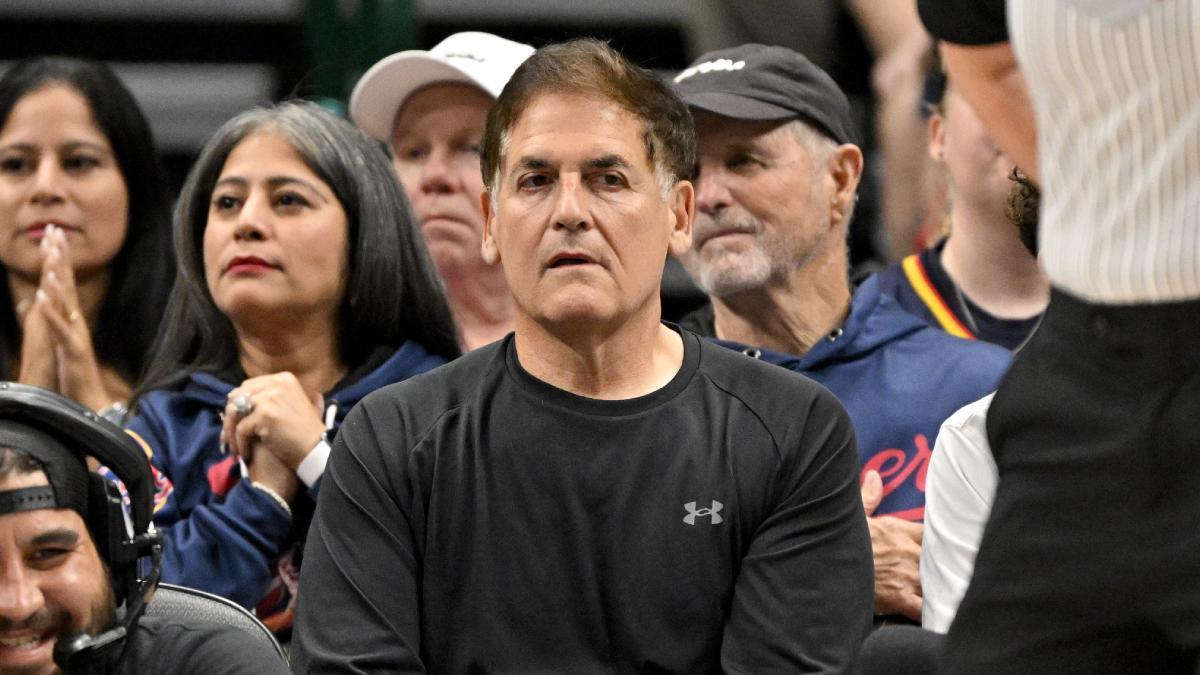 Mark Cuban presencia un partido desde la banda.